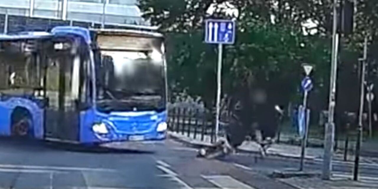 A piroson ment át, majdnem a busz alatt végezte két fiatal, akik együtt álltak egy elektromos rolleren