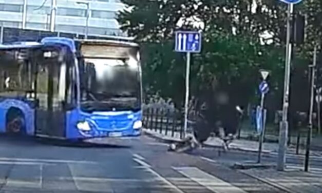 A piroson ment át, majdnem a busz alatt végezte két fiatal, akik együtt álltak egy elektromos rolleren