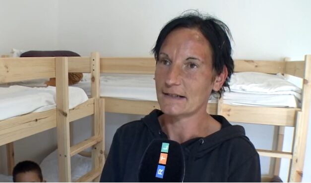 „Nagyon rossz, mert a két kezünk munkája” – Összeomlott a 11 gyerekes hajdúszoboszlói család, leégett a házuk, mindenük odalett