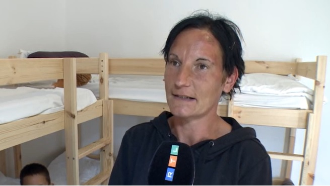 „Nagyon rossz, mert a két kezünk munkája” – Összeomlott a 11 gyerekes hajdúszoboszlói család, leégett a házuk, mindenük odalett