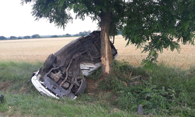 Oldalára borulva állt egy autó Veszprém vármegyében történt baleset után, egy ember megsérült