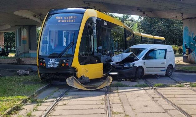 Kisiklott az 56-os villamos, miután a vízművek egyik autója nem adta meg az elsőbbséget – helyszíni fotók