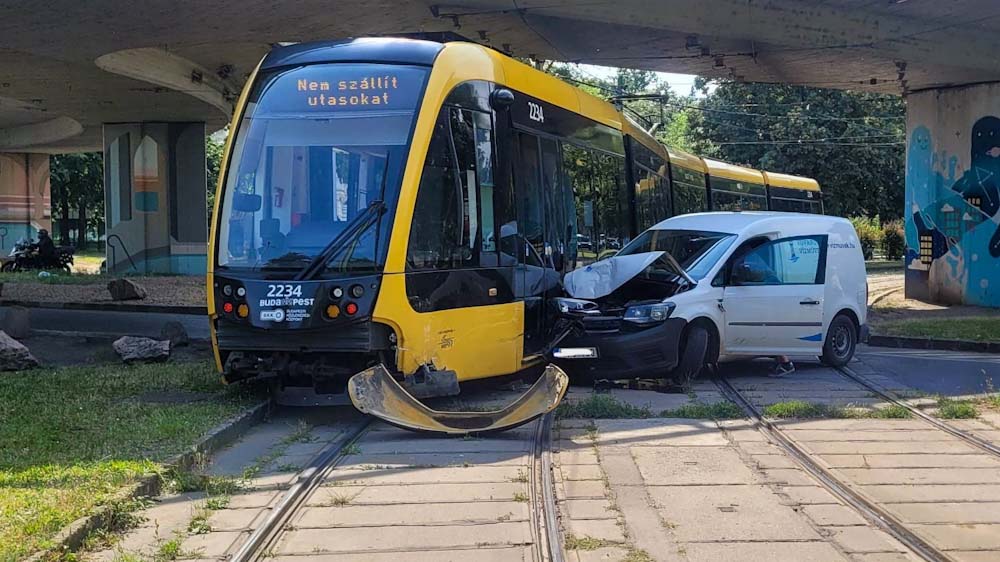 Kisiklott az 56-os villamos, miután a vízművek egyik autója nem adta meg az elsőbbséget – helyszíni fotók