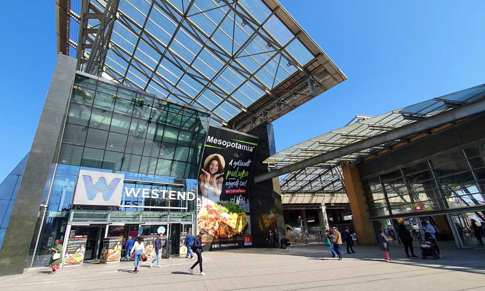 Ruha nélküli nő őrjöngött a Westendben, testi kényszerrel és vegyi eszközökkel tudták csak hatástalanítani