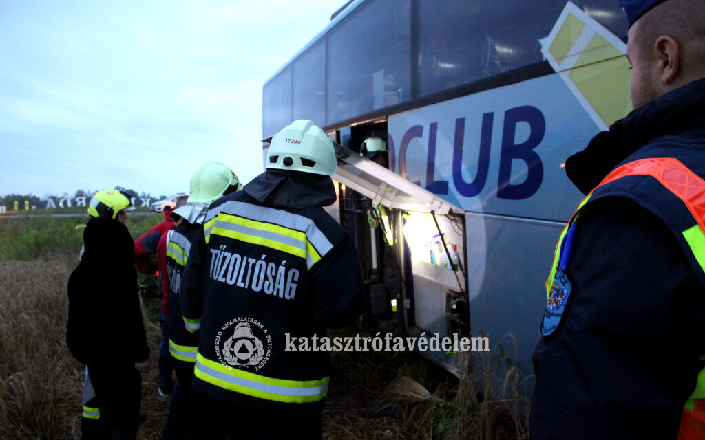 „Kapaszkodjanak!” – kiáltotta a buszsofőr, majd berongyolt a körforgalomba
