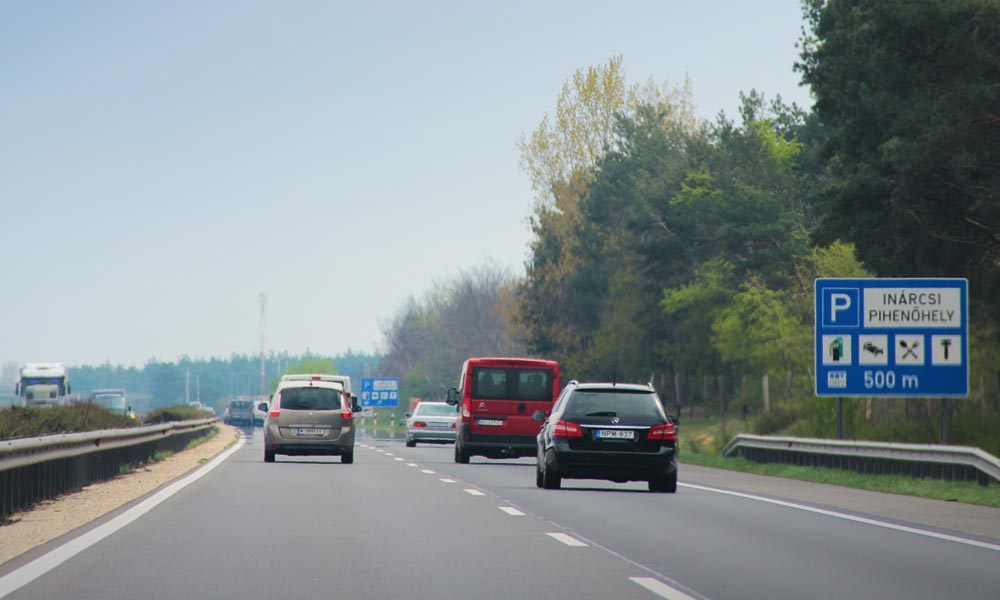 Mi folyik az utakon? Karambol karambol hátán, baleset az M5-ösön és az M7-esen, Békésben meghalt egy biciklis