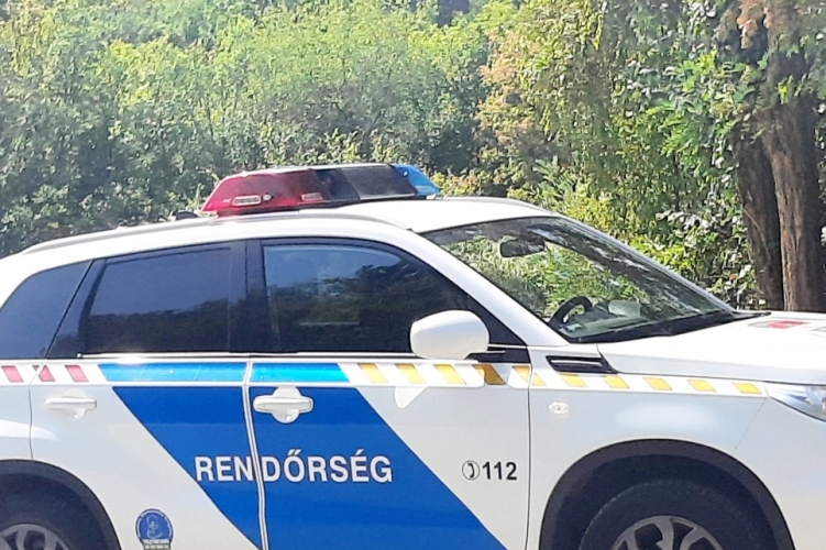 Az autósüldözés végén a rendőrök mentették ki a kocsijából a 25 éves budapesti férfit a közelgő vonat elől