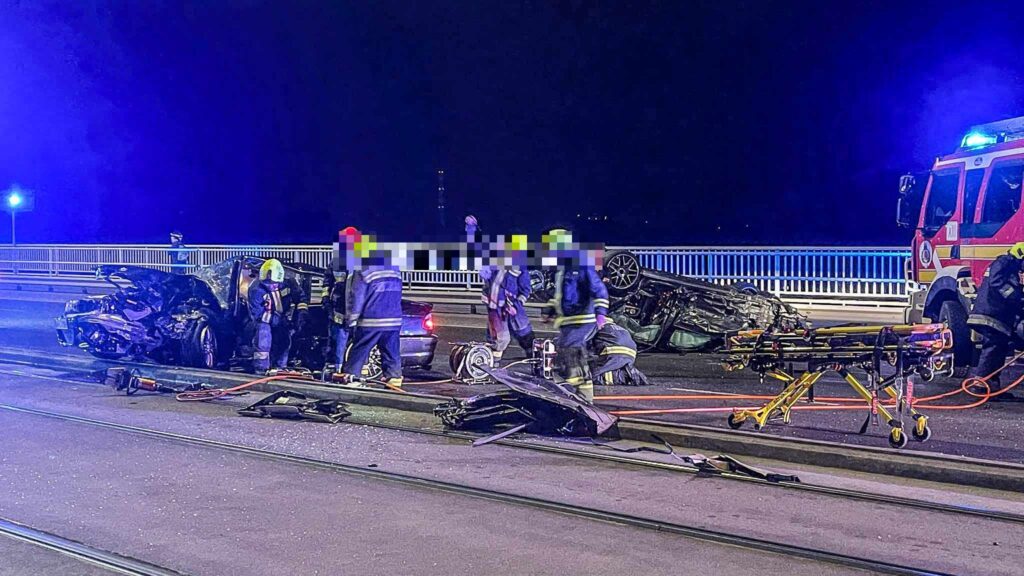 Halálos gázolás Budapesten: a Mercedes sofőrje mellett a BMW-s is gyanúsított lett, az elgázolt biciklis végtagjai leszakadtak az Árpád hídon