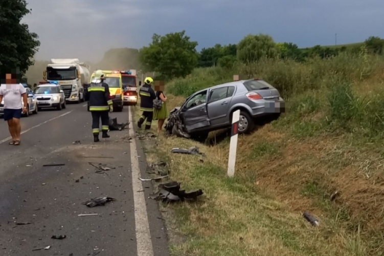 Frontális ütközés a 6-os főúton – helyszínen a mentőhelikopter, öten kerültek kórházba