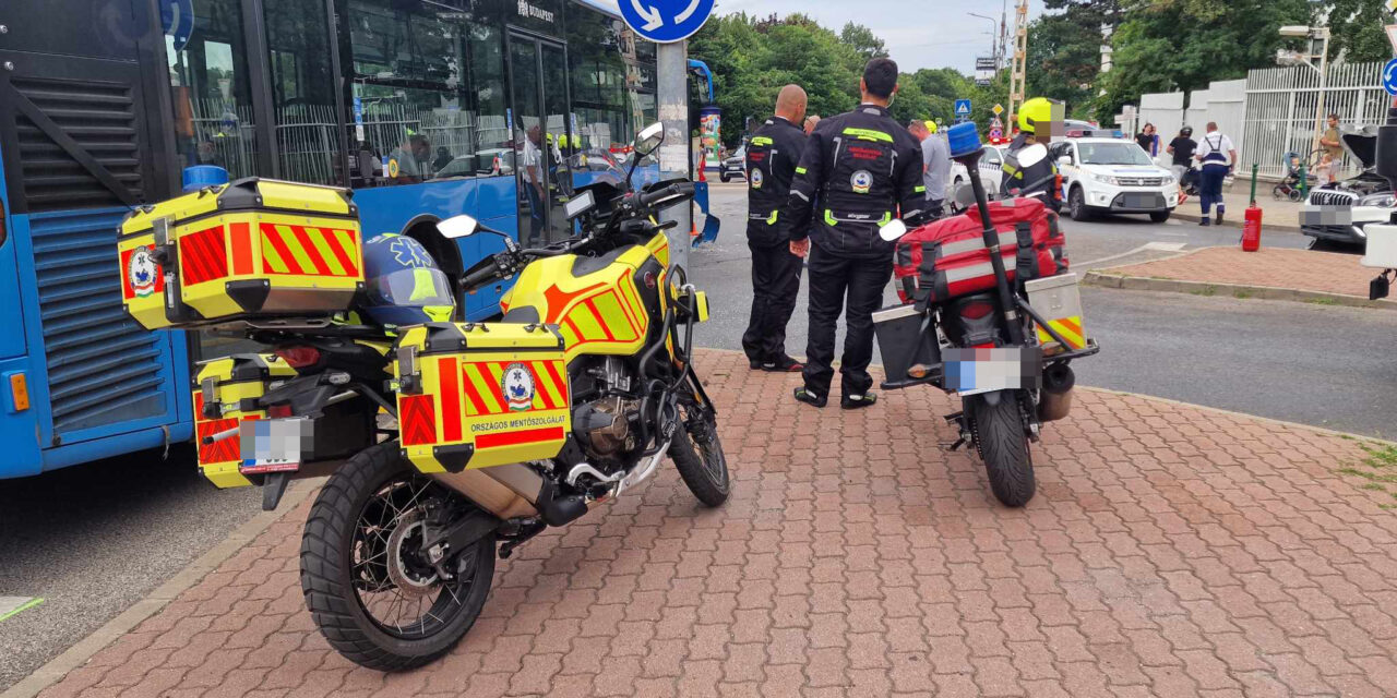 Hatalmas erővel rongyolt bele egy Suzukiba a 11-es busz Budapesten: a kocsi megpördült, majd egy terelőoszlopnak vágódott – fotók