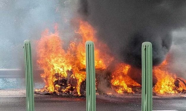 Lángoló BMW a 8-as főúton – szalagkorlátnak ütközött, majd porig égett a gyorshajtó sofőr járműve