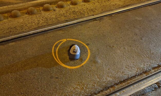 „Örültünk, hogy sír, mert tudtuk, hogy biztosan életben van” – családja szerint egy banda elől menekült az a 10 éves kisfiú, akit elgázolt a villamos a főváros 9. kerületében