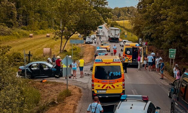 Személygépkocsi és teherautó ütközött a 65-ös számú főúton – egy gyermek és az édesanyja is kórházba került. FOTÓKKAL!