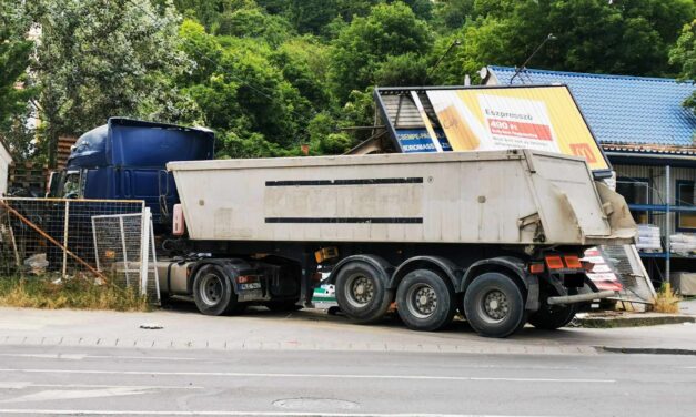 Nagy volt a felfordulás Óbudán: az elszabadult nyergesvontató áthajtott a járdán és egy építőanyag kereskedés udvarán állt meg