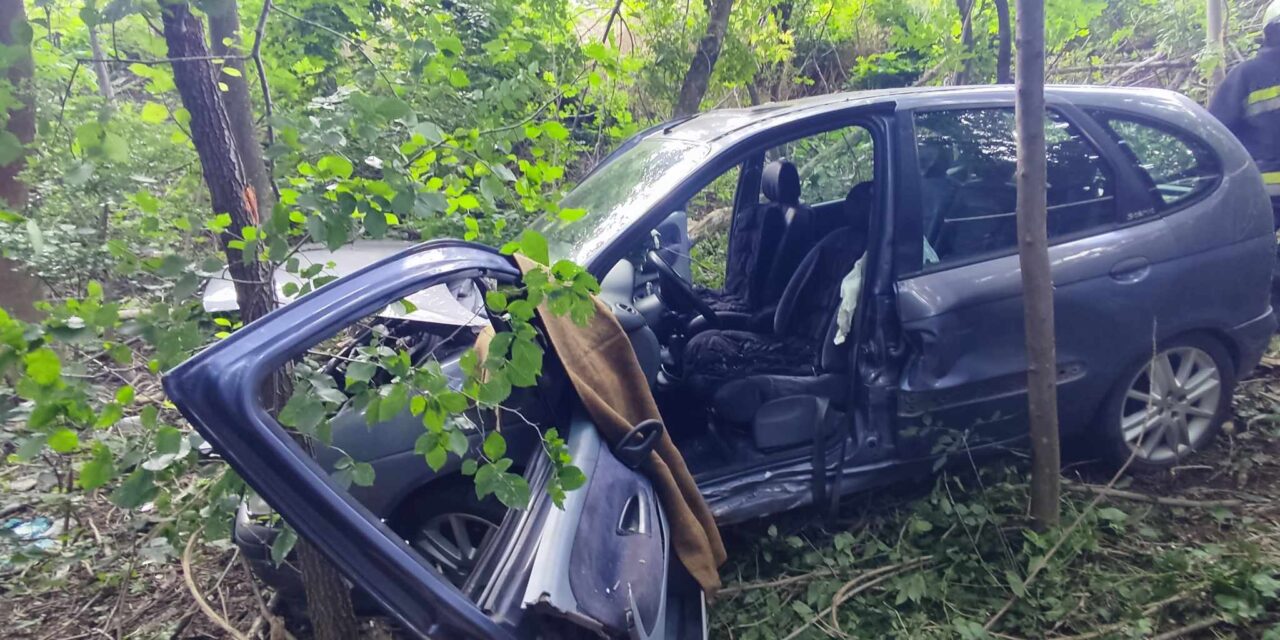 Életeket mentett a szabadnapos tűzoltó – 15 méter mély árokba csúszott egy autó, mentőhelikopter érkezett a motorosért
