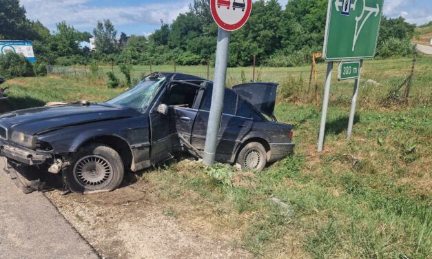 Kibabrált a nedves út a BMW sofőrjével Törökbálinton – oszlopnak ütközött, majd árokba csapódott az autó