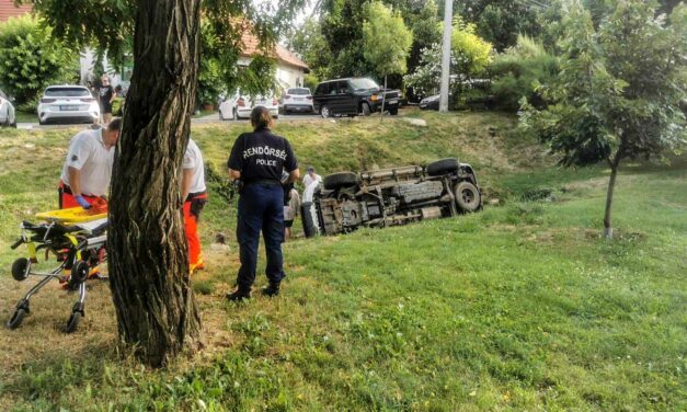 Elbénázott tolatás: patakmederbe hajtott egy idős néni Pest megyében – fotók a helyszínről