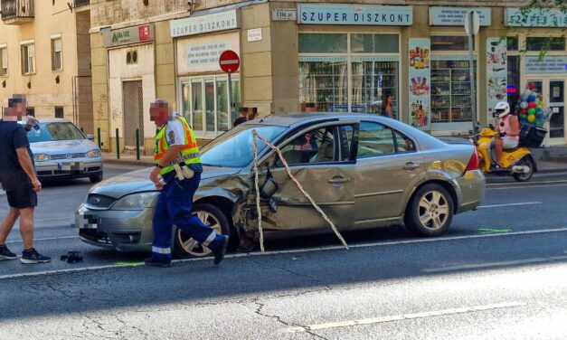 Megkülönböztető jelzéseket használó Volkswagen Multivan mikrobusz okozott balesetet az Üllői úton