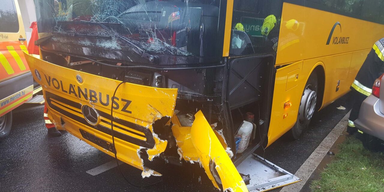 Halálos ütközés Tihany mellett: meghalt a 25 éves sofőr, miután autójával egy busznak ütközött