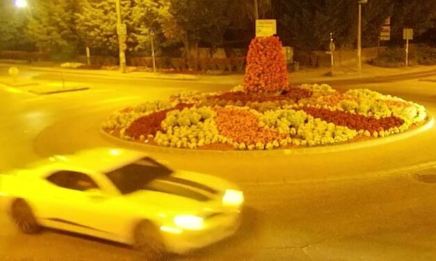 Driftelő ámokfutót kameráztak le Érd egyik forgalmas kereszteződésében – fél évre elvették a jogosítványát