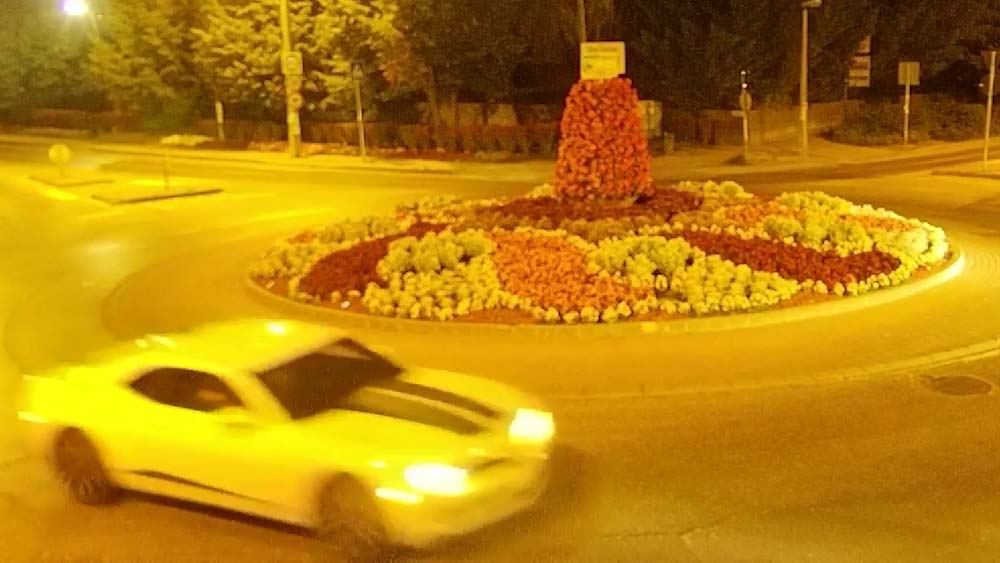 Driftelő ámokfutót kameráztak le Érd egyik forgalmas kereszteződésében – fél évre elvették a jogosítványát
