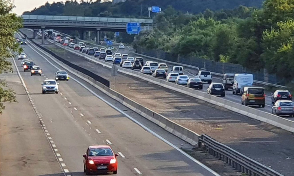 Két autó rohant egymásba az M7-esen, hatalmas a torlódás, sérült is van