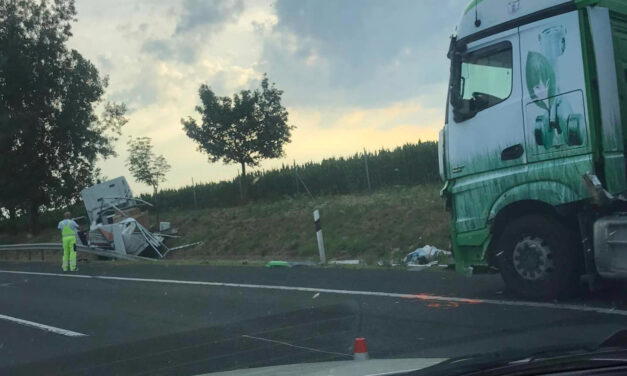 Tragédiával indult a szerda reggel Ercsinél: egy ember életét veszítette a frontális karambolban