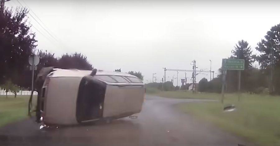 Soha nem volt jogosítványa, mégis volán mögé ült, ráadásul ittasan: egy kanyar után felborult, amikor menekülni kezdett a rendőrök elől