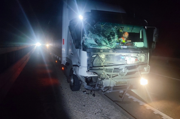 Borzalmas tragédia történt az éjjel az M4-esen: az 54 éves sofőrnek esélye sem volt – fotók