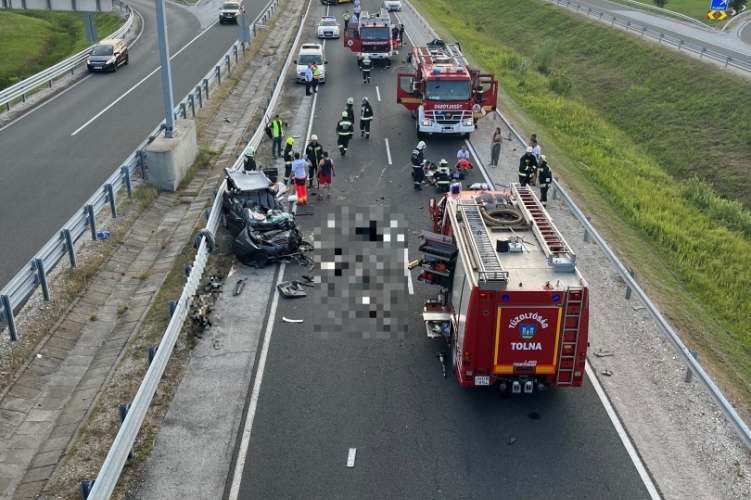 A felismerhetetlenségig összeroncsolódott a Tolnánál karambolozó kocsi – fotók a halálos baleset helyszínéről