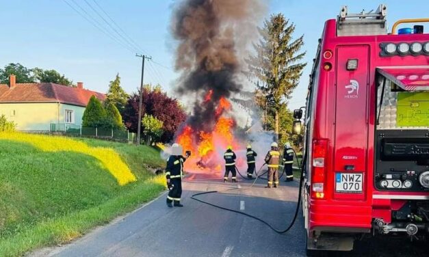 Újabb balesetet okozott az értelmetlen gyorshajtás: egy falu közepén borult fel és kapott lángra az Audi