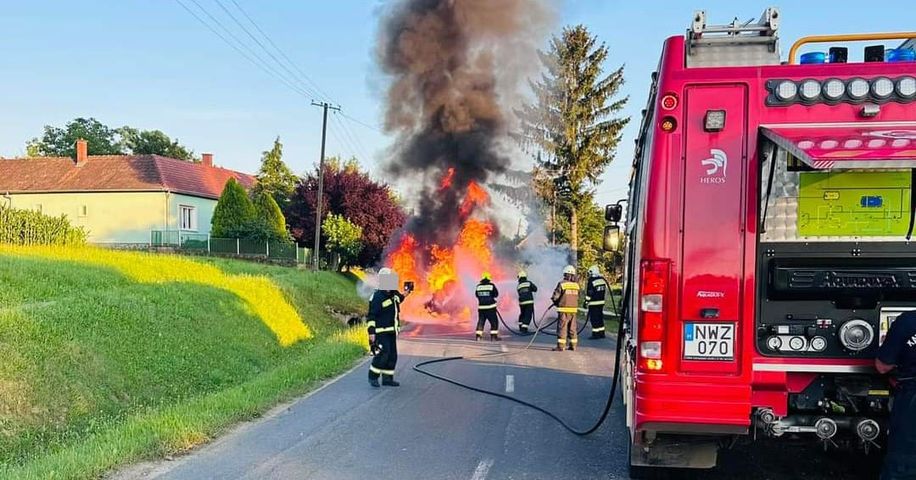 Újabb balesetet okozott az értelmetlen gyorshajtás: egy falu közepén borult fel és kapott lángra az Audi