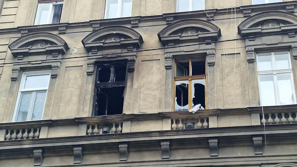 Kigyulladt egy lakás Budapest belvárosában, üvegszilánkok lepték el az utcát