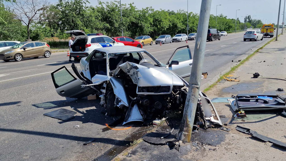 Negyven métert csúszott a járdán egy Audi, miután összeütközött egy másik autóval – Szinte mindent letarolt a fővárosi ütközés