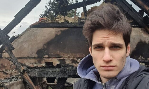 Új élet a gyújtogatás után: félbehagyta az egyetemet Péter, hogy saját kezével építse újra családja leégett házát Budakeszin