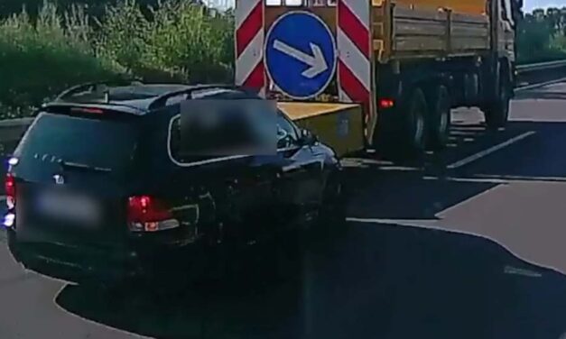 Videó készült arról, ahogy a Közút energiaelnyelőjébe ütközik egy autós az M5-ösön