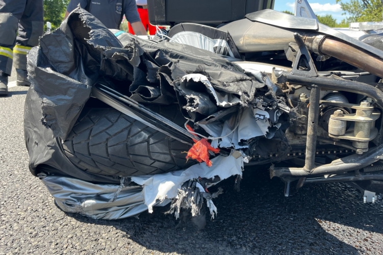 Hihetetlen motorbaleset, betekerte a sátrat a hátsó kerék