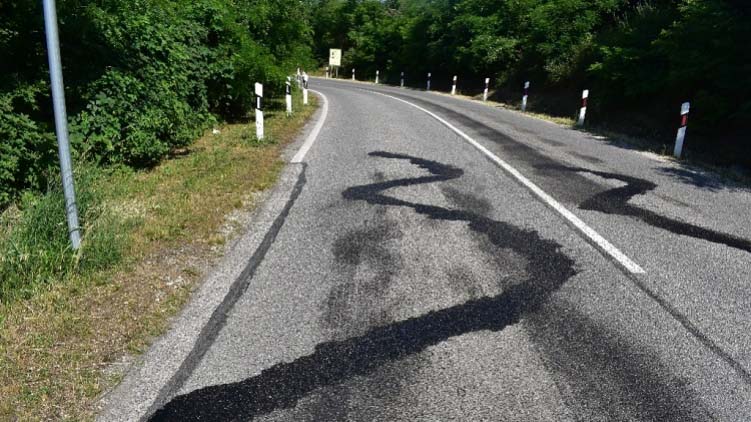 Ez durva! Olajat locsoltak szét az egyik éjszaka a motorosok egyik kedvelt szerpentinjén – tragédia is történhetett volna