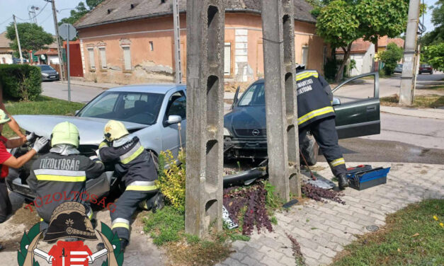 Durva ütközés volt Ráckevén, totálkárosra törtek a kocsik a karambol után