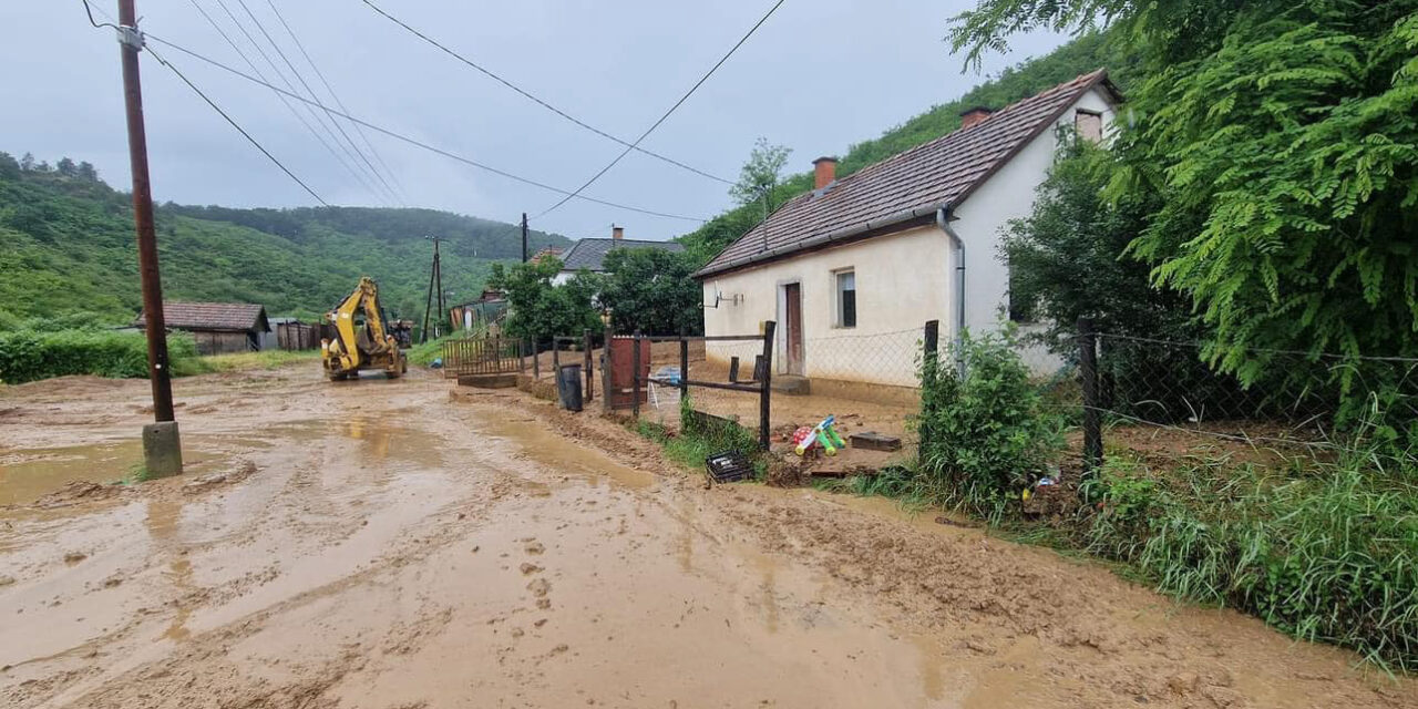 „Nem titok, félünk, félelemben meg nem lehet élni” – Rettegnek a recskiek, hogy mikor indul meg a bányából az újabb sárlavina