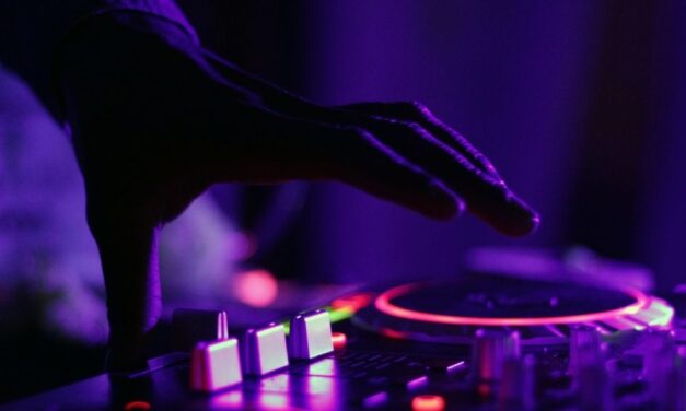 Újabb ügy a sztárvilágban: százmilliós bevételt titkolt el az ismert zenész az adóhivatal előtt, gyanúsítottként hallgatták ki