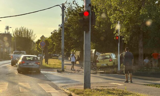 Ismét baleset történt az újpesti horror-kereszteződésben: lebontotta az iskola kerítését a Volkswagen az ijesztő csattanás után
