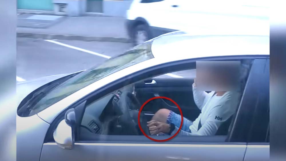 Megszólalt az oktató, aki az anyósülésről vezette az autóját, miközben telefonált – Tízezres büntetést kaphat