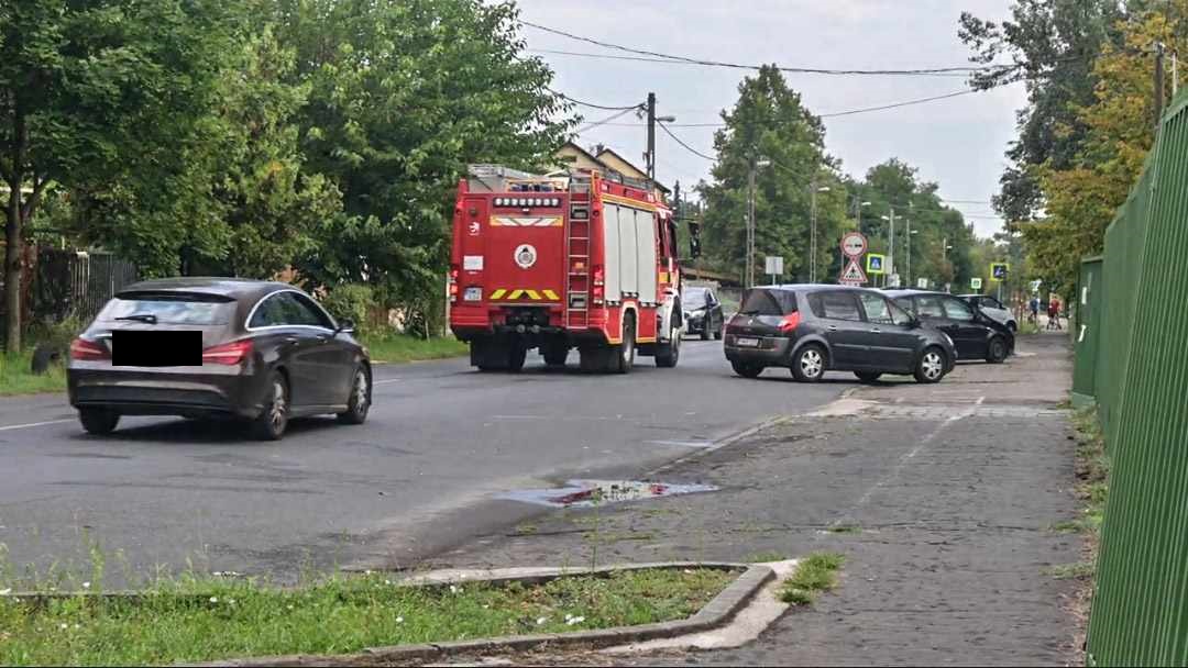 Parkolónak autónak ütközött majd kidöntötte a csepeli strand kerítést egy Opel sofőrje – fotók a helyszínről