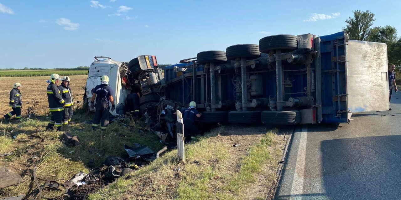 Horror a 6-os úton: maga alá temette a kamion a személyautót, több halott és súlyos sérültek a helyszínen