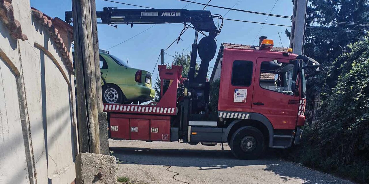 Tetejére borult Daewoo meg egy frontális ütközés: egymást követték a durva balesetek Pest megyében – Fotók a helyszínről