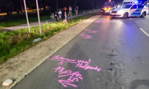 Métereket repült a levegőben, majd az aszfaltra zuhant: motoros elé hajtott egy biciklis Pest megyében – drámai fotók a helyszínről