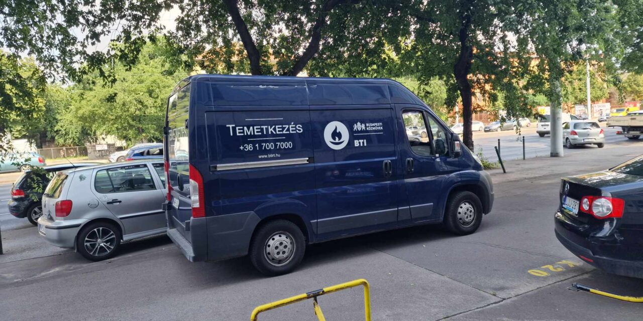 Halál a budapesti Hungária körúton – egy irodaház előtti parkolóba csapódott a Skoda, hiába próbálkoztak az újraélesztéssel