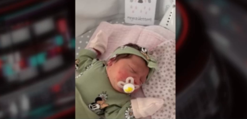 „Nem volt idő pánikra” – Megszólalt az anyuka, aki egy budapesti benzinkúton szülte meg a kislányát, így van most a kis Bella – videó