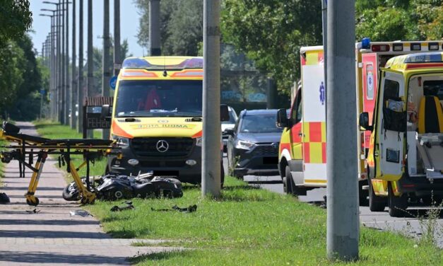 „Mi van a fiammal, mondjanak már valamit!” – Motoros rohant egy autóba Budapesten, súlyosan megsérült a motoros